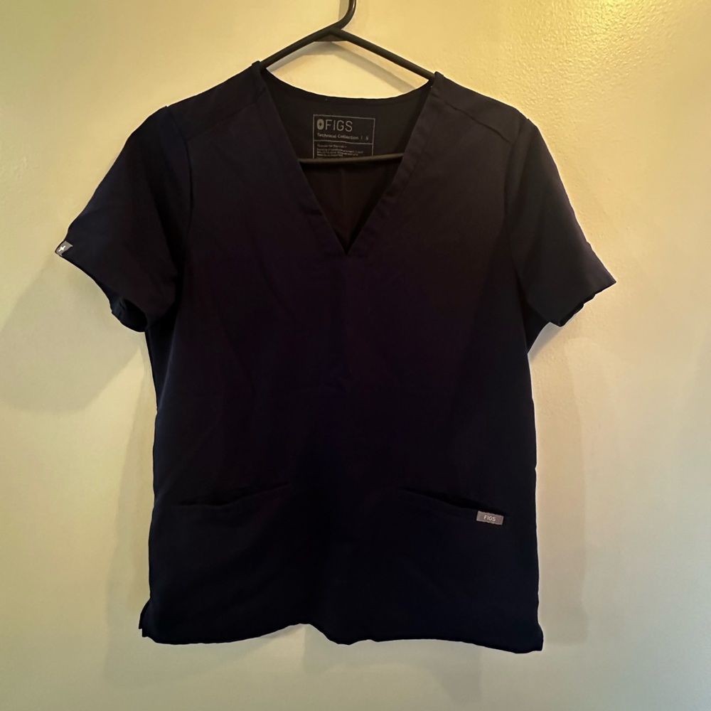 Figs scrub top in navy